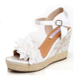Cuña ibicenca blanca con flor y plataforma cómoda, estilo novia playa elegante con sujeción tobillo