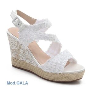Cuña ibicenca novia blanca con gel, puntilla y tira cruzada elegante para boda mediterránea