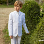 Chaqueta marcial de comunión blanca con cuello mao y tres botones