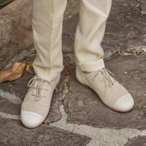 Zapato infantil arena de comunión ibicenca con cordones beige y puntera en piel suave