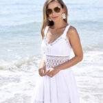 Vestido corto ibicenco calado cintura con puntilla, escote romántico y estilo veraniego elegante