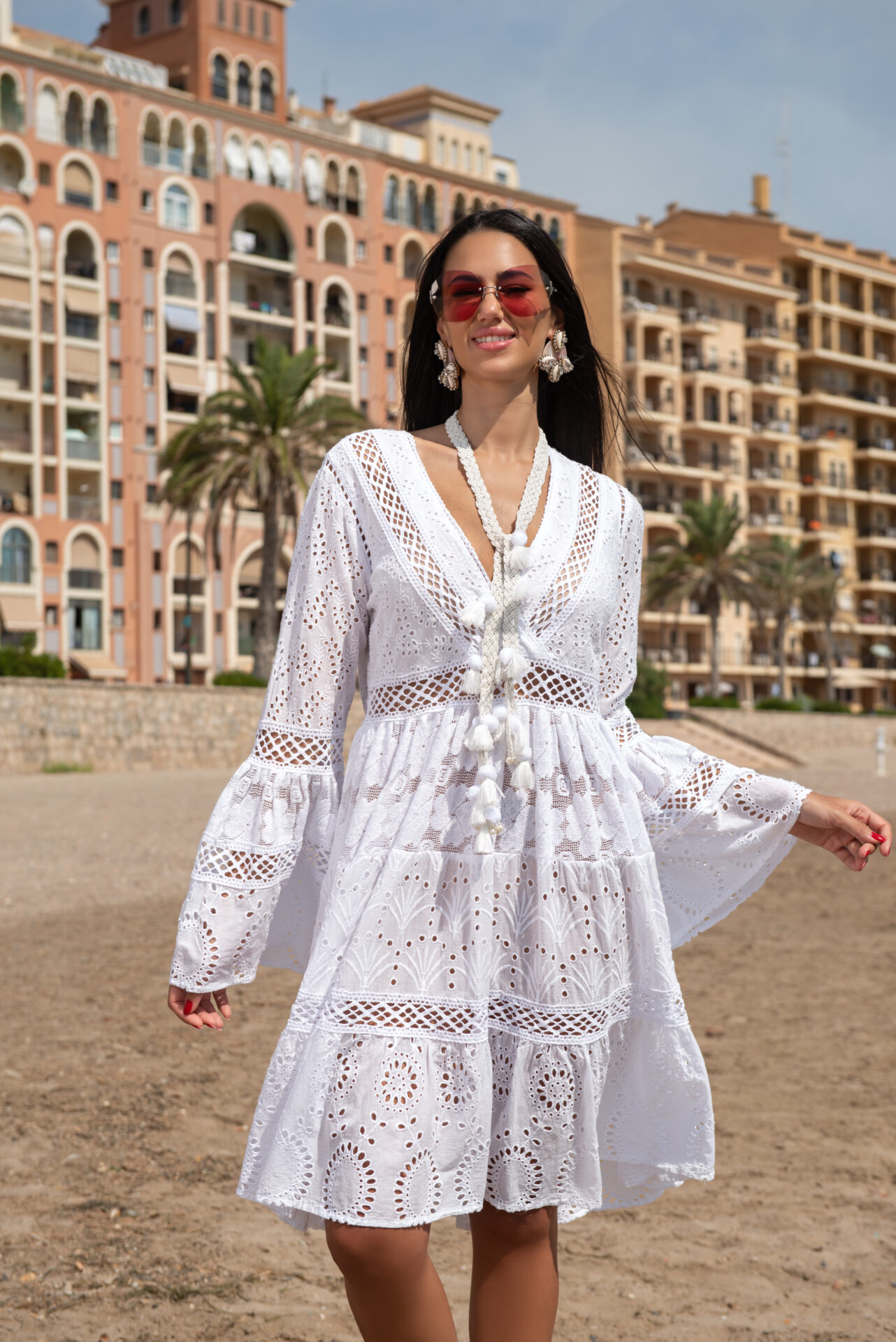 22 514 Vestido corto blanco con puntillas caladas y escote pico