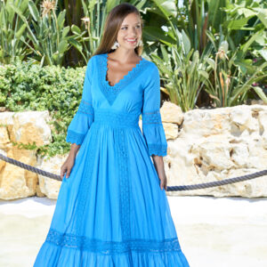 Vestido ibicenco azul cobalto con puntillas y escote pico elegante