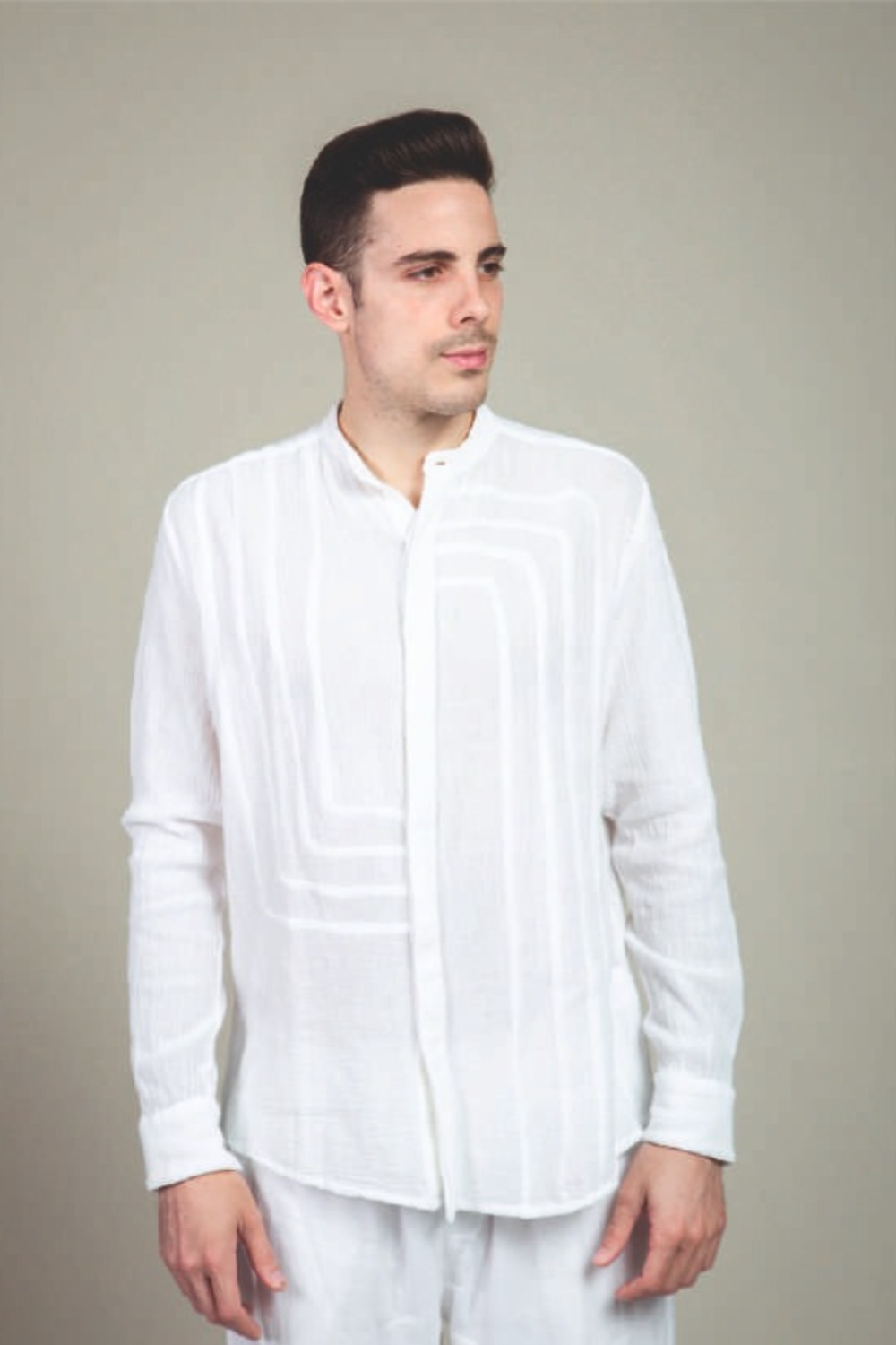 camisa blanca algodon con dibujo en en L