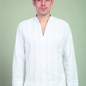 Camisa salamandra estilo ibicenco para hombre en tejido ligero y transpirable con cuello mao sin botones, manga larga y diseño minimalista con detalle de salamandra en la espalda, ideal para verano, fiestas blancas y looks mediterráneos boho